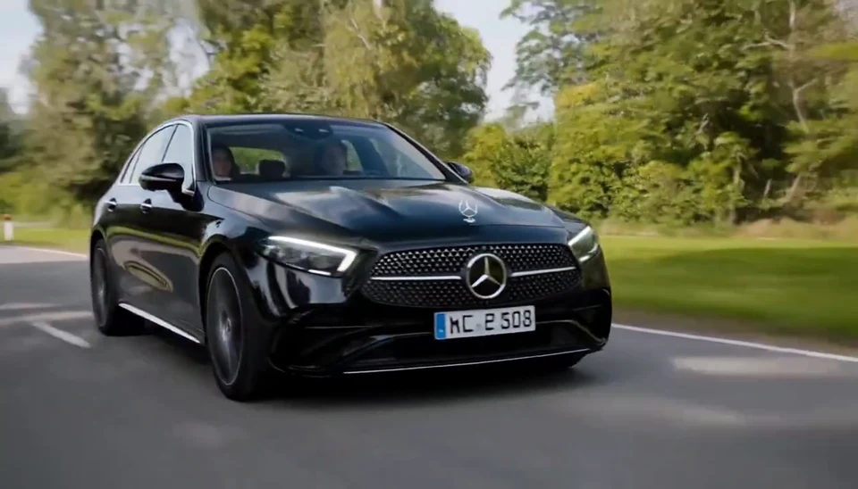 Vidéo de voiture Mercedes par IA